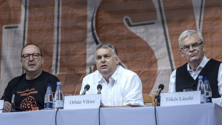 Orbán Tusványoson: meg kell akasztani a Soros-tervet
