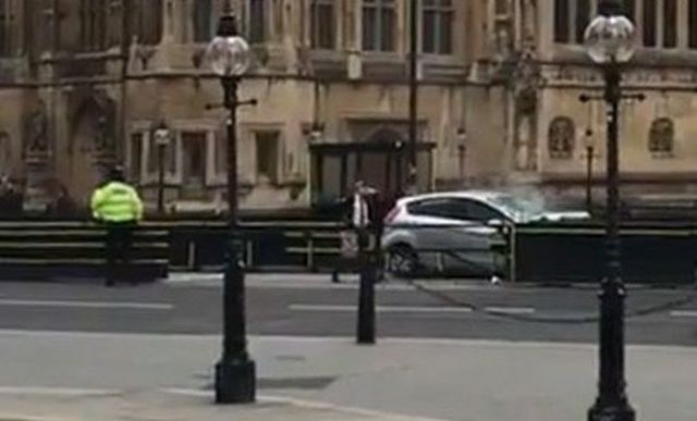 Emberek közé hajtott egy autós a londoni parlamentnél