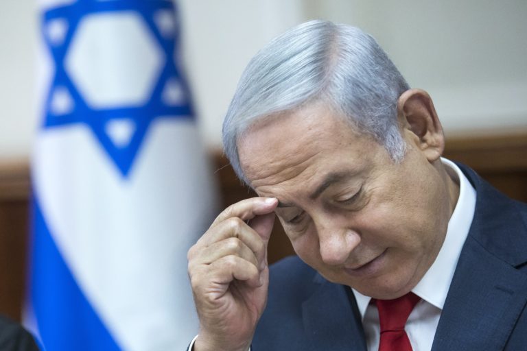 Rendőrök vitték el az izraeli miniszterelnököt