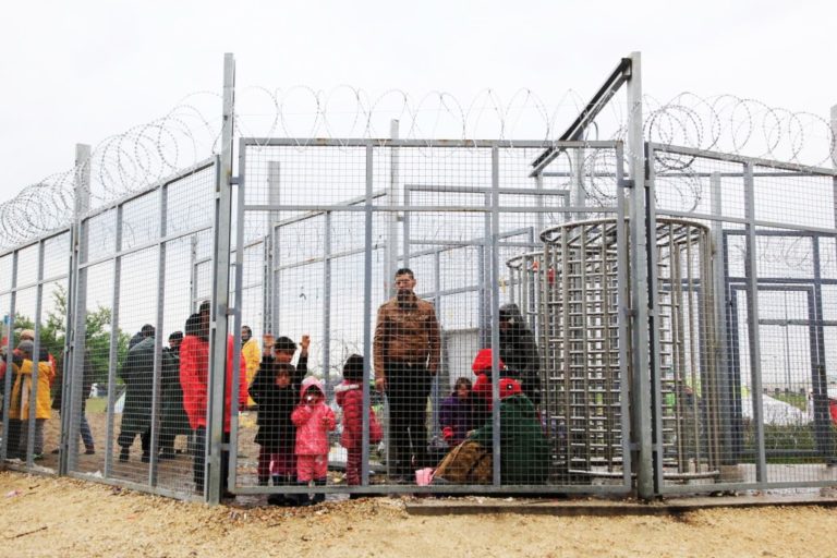 Nemcsak éheztetik, verik is a menekülteket a magyar határnál