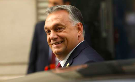 Merkel nem engedi el Orbán kezét