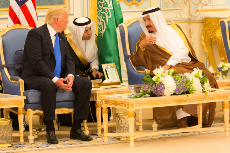 Trump: Szaúd-Arábia királya két hétig sem tartaná magát nélkülünk