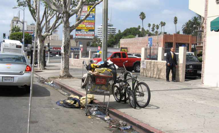 Hajléktalanság vs. utcán élés