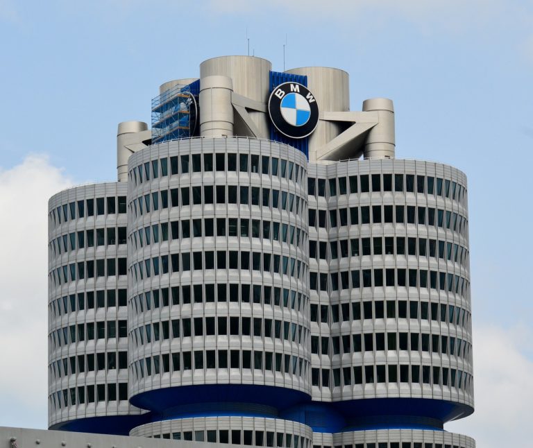 Rekordpénzért kevesebb munkahely a BMW-től