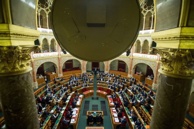 Lókupecnek nevezték Orbánt a parlamentben