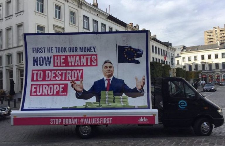 Megtudtuk, miért “finomított” a Momentum az ALDE plakátjának szövegén
