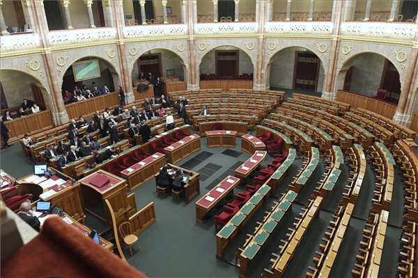 A Fidesz megakadályozta a parlament rendkívüli ülésén a vita megtartását