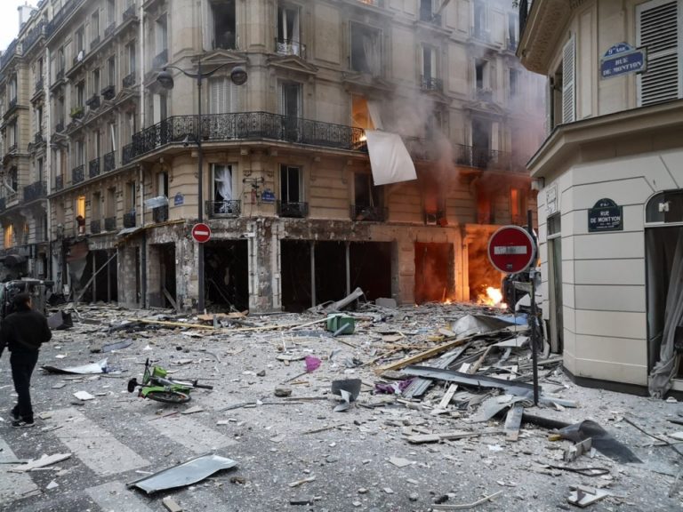 Hatalmas robbanás Párizs belvárosában – Frissítve