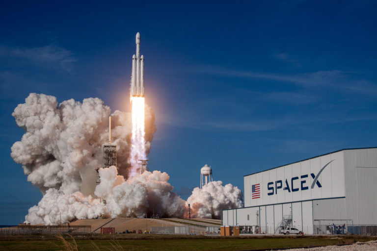 Nézze élőben a SpaceX , az első magánszféra által finanszírozott Hold expedíció indítását