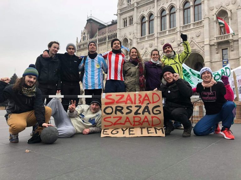 Lehet focimeccsel tiltakozni a Kossuth téren a tudományos élet tönkretétele ellen