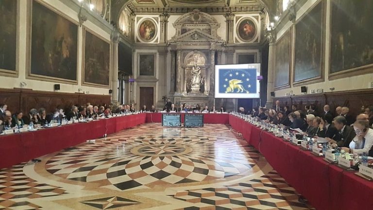 Jövő héten mond véleményt a Velencei Bizottság a kormány új bíróságairól