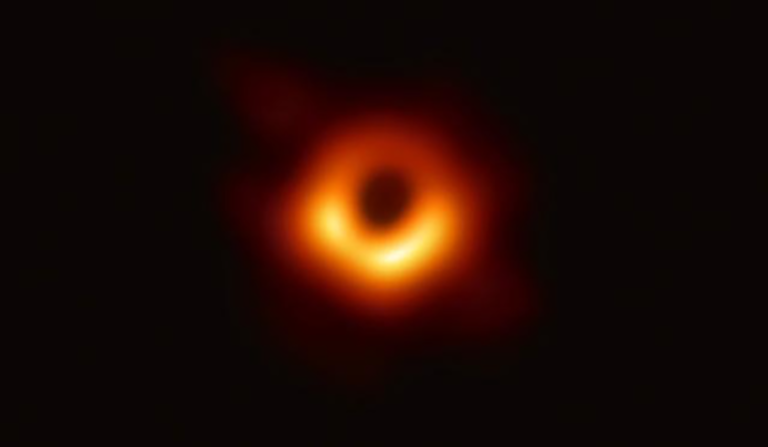 A világtörténelem első fotója egy fekete lyukról
