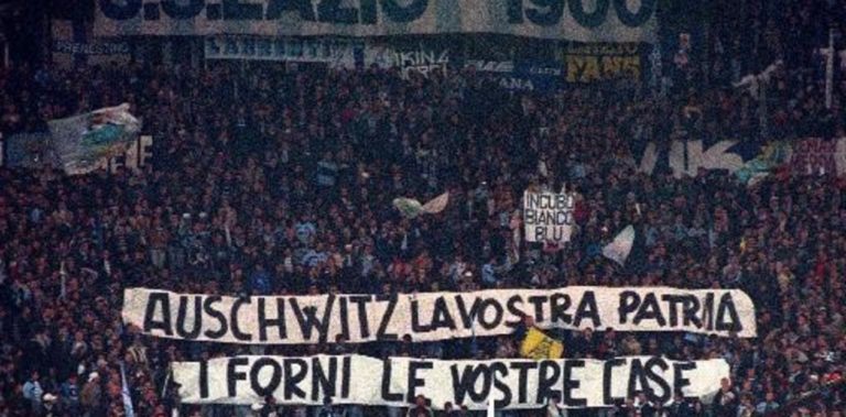Fasiszta karlendítéssel tisztelegnek Mussolini emléke előtt a Lazio fanatikus szurkolói