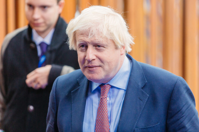 Királynői hozzájárulással puccsolja meg a parlamentet Boris Johnson