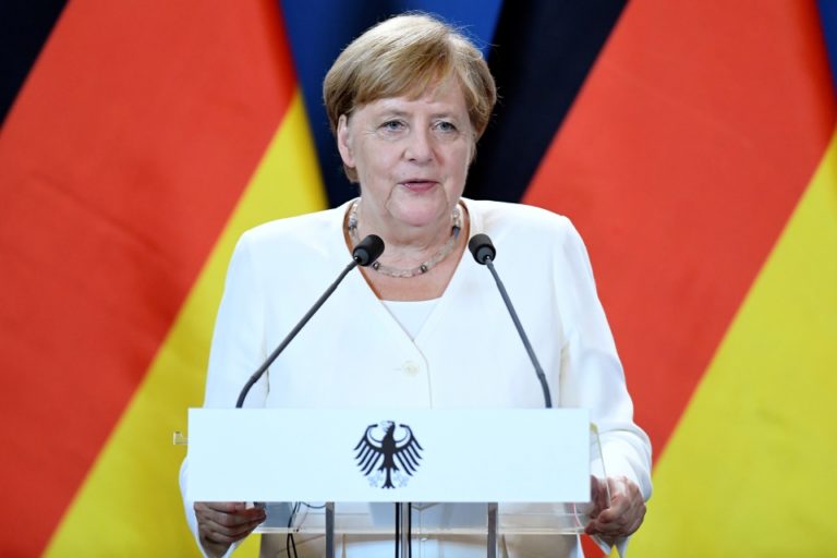 Merkel: Putyin le akarja rombolni az Európai Uniót