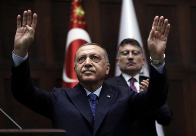 Erdogan tiltott fegyvereket is bevet a kurdok ellen