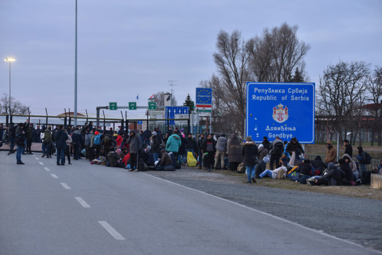 Pár száz menekült a határon cövekelt le