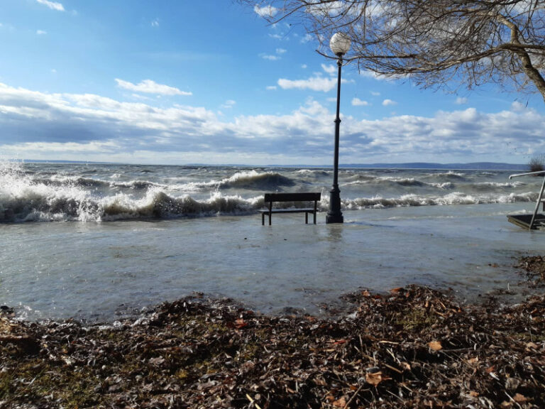 Vihar: 82 centi vízkülönbség a Balatonon