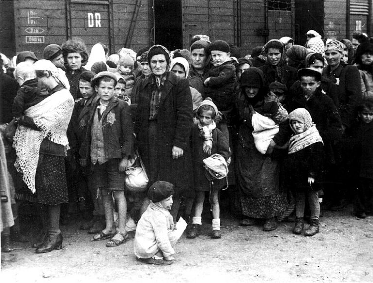 Utolsó túlélők látogatása Auschwitzban