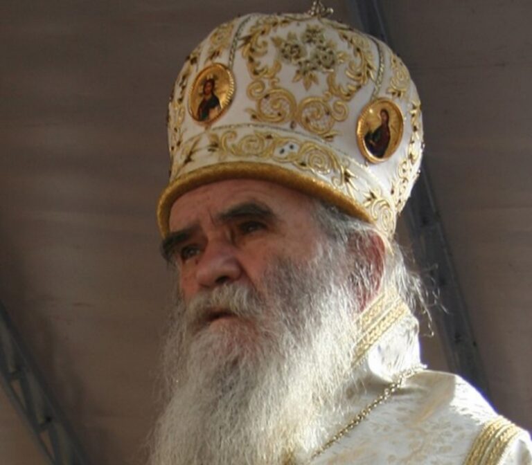 A korona vírusban elhunyt püspök holttestét csókolgatták