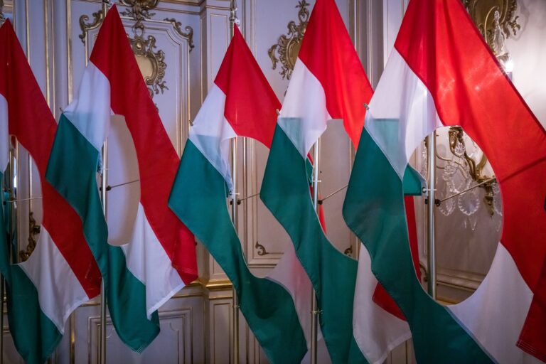 Orbán diplomatája Washingtonban: az USA beavatkozik a magyar választásokba