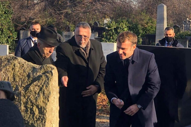Macron a Kozma utcai zsidó temetőben kezdte budapesti látogatását