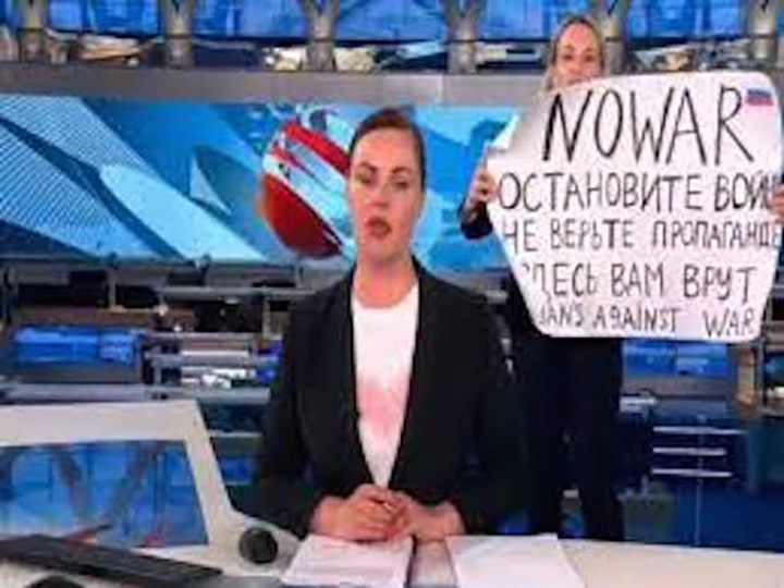 Bátor orosz újságírónő élő adásban bírálta a háborút