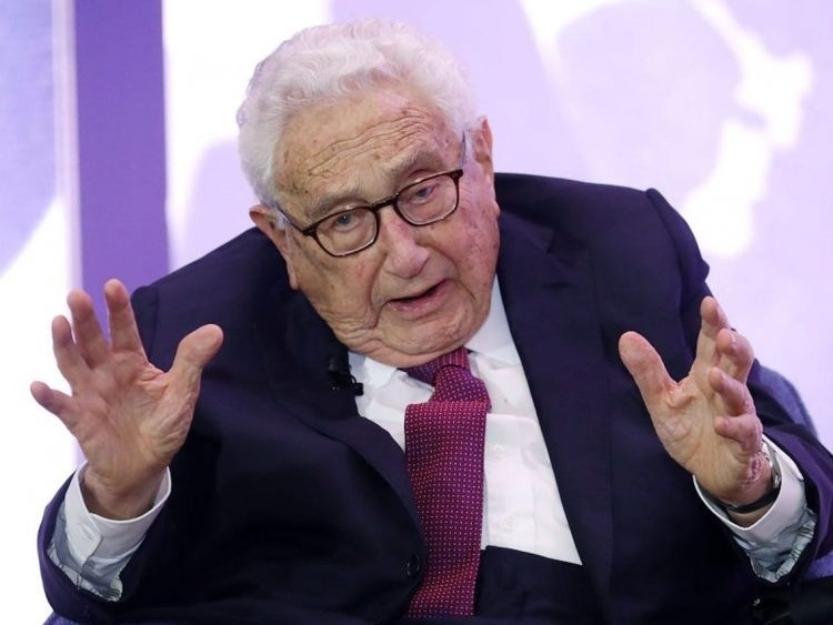 Kissinger: Ukrajnának területi engedményeket kell tennie a béke érdekében!