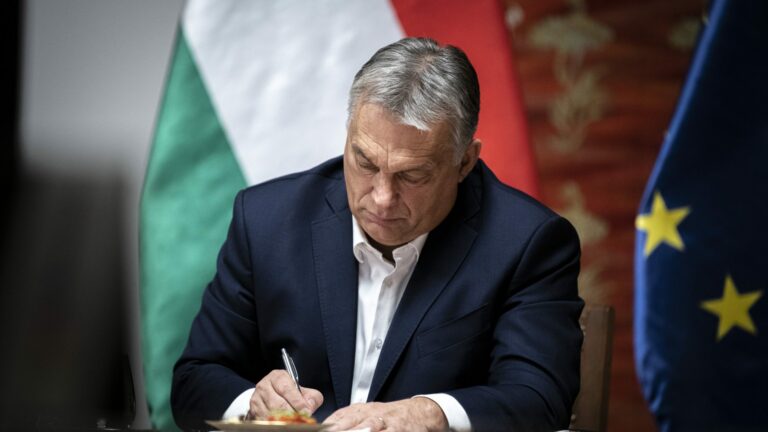 Orbán aláírta Brüsszelben, ami ellen itthon tiltakozik
