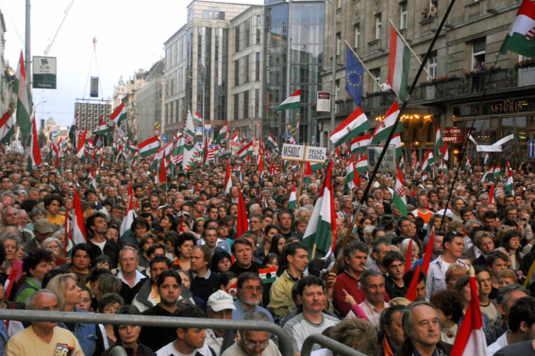 Mai kérdés – Ön szerint az egyesült ellenzéknek Orbán “őszödi beszéde” okán a 2006-os tüntetéssorozathoz hasonló, de békés megmozdulásokat kellene szerveznie?