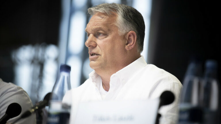 Miért használta a fajelméletet Orbán Tusnádfürdőn?