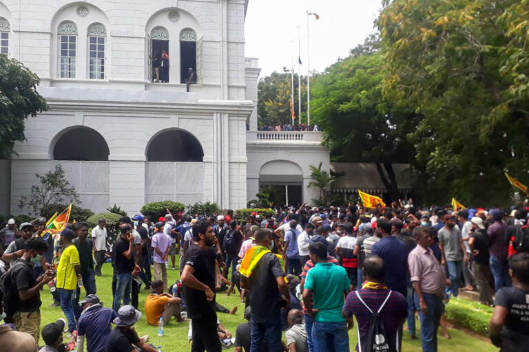 Káosz Sri Lankán, ahol az államfő palotáját elfoglalták a gazdasági csőd miatt feldühödött tüntetők