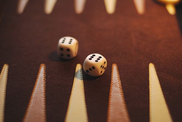 Ügyesség vagy szerencse: mi határozza meg a kaszinójátékok eredményeit?