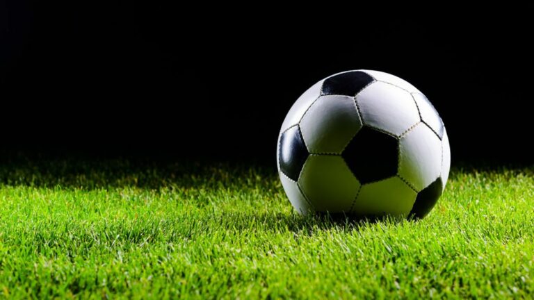A játék közbeni fogadások előnyei és hátrányai a futballrajongók számára
