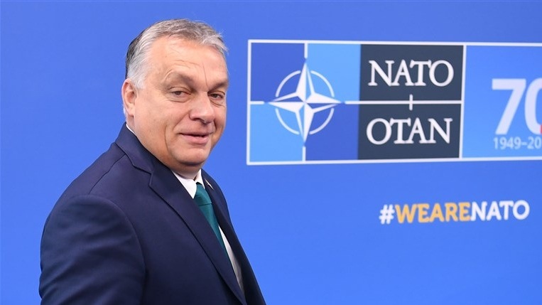Orbán meztelen