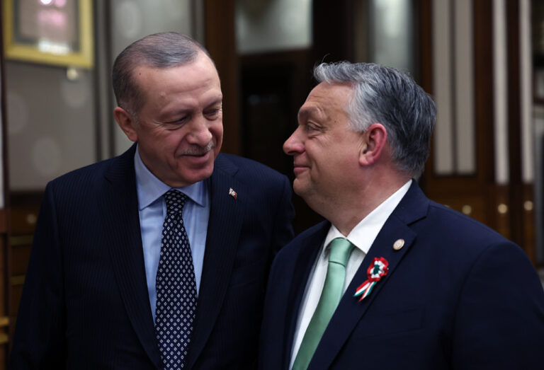 Miért nehéz megbuktatni az olyan autokratákat mint Orbán és Erdogan?