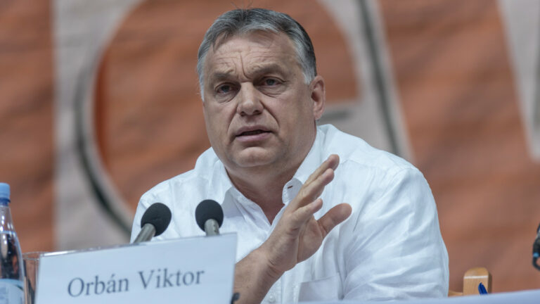 Orbán Bukarestben