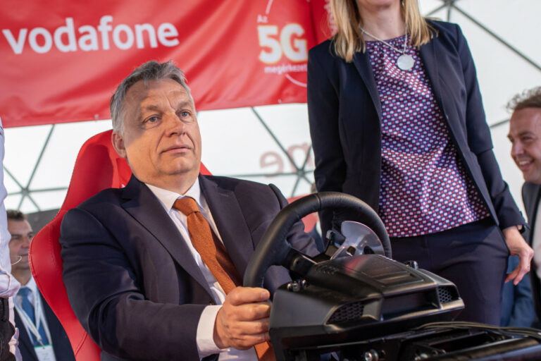 Orbán személyesen irányítja az informatikai piac lenyúlását