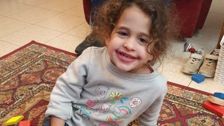 Árván maradt 3 éves kislány szabadult a Hamász fogságából.