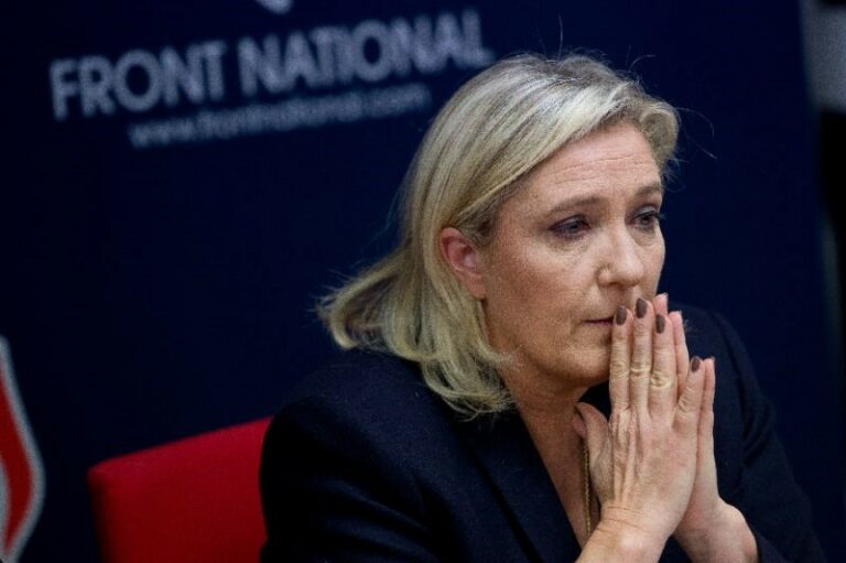 Marine Le Pen szélsőjobboldali vezető bíróság elé áll az uniós forrásokkal való állítólagos visszaélés miatt