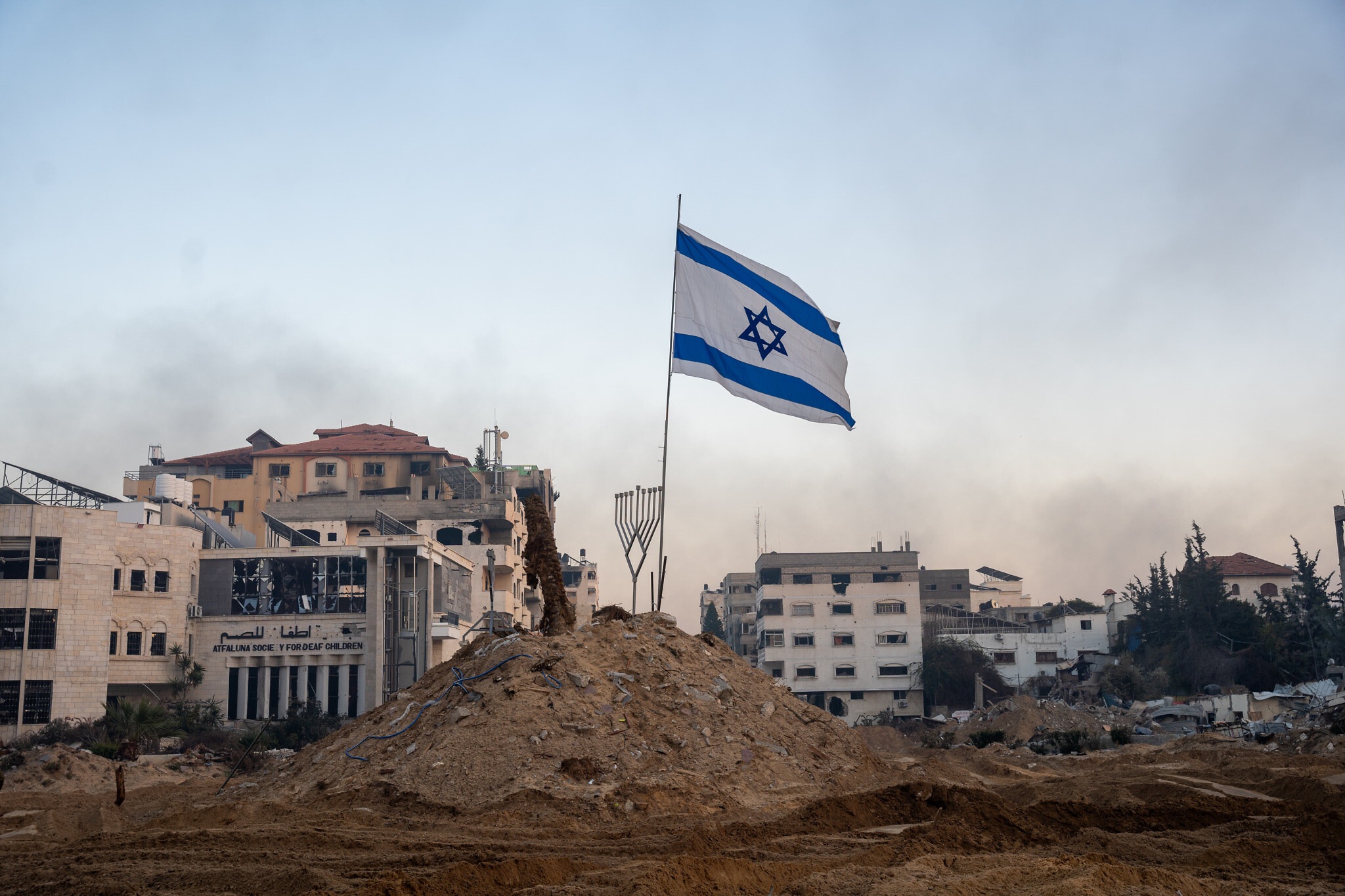 Az izraeli hadsereg lerombolta a Gáza főterén található „Palesztina tér” alatt elrejtett alagúthálózatot » Független...