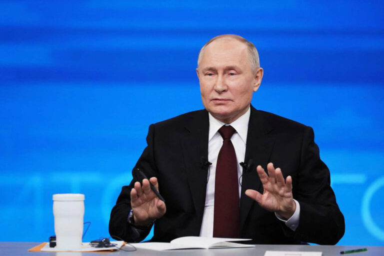 Putyin bocsánatot kért egy nyugdíjastól az infláció miatt