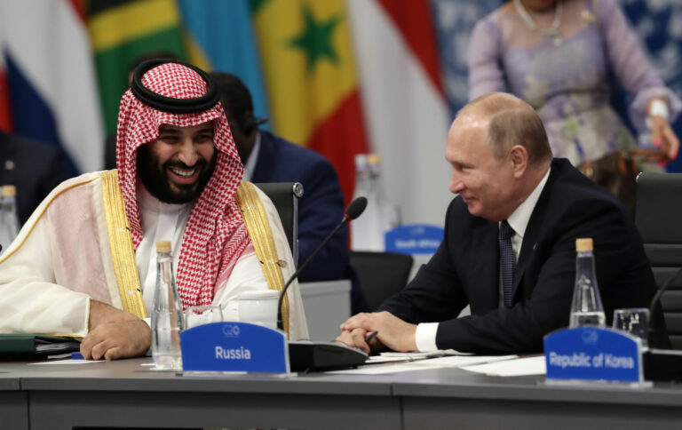 További termelés csökkentésre buzdítja az OPEC+ államokat Putyin és Mohamed bin Szalman