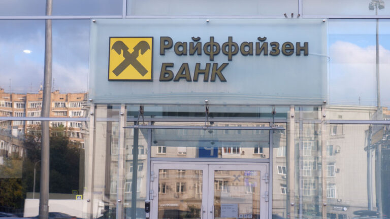 A nyugati bankok több mint 800 millió eurót fizettek be Putyin kasszájába