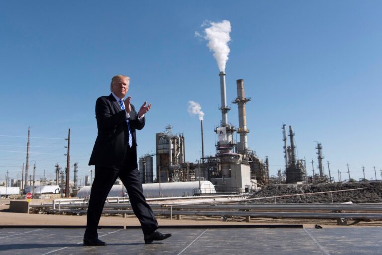 Egymilliárd dollárt kér Trump az olajipartól, mit ígért cserébe a  támogatásért?