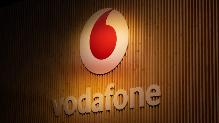 Magyar Péter: a kormány az adatok miatt vette meg a Vodafone-t
