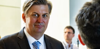 Schmidt Mária kedves vendége volt a neonáci politikus, akinek irodájában kínai kémkedés folyt