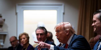 Pénzzel fegyelmeznék meg Trumpot?