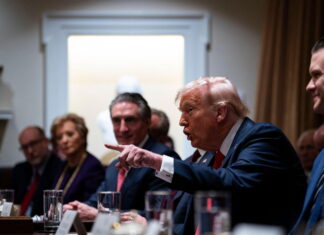 Pénzzel fegyelmeznék meg Trumpot?