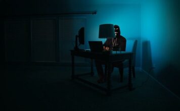 A lehallgatás, mint karmikus bumeráng